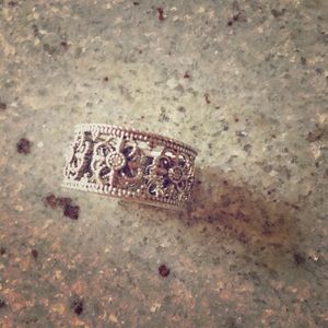 Judith Ripka sterling silver Fleur band ring
